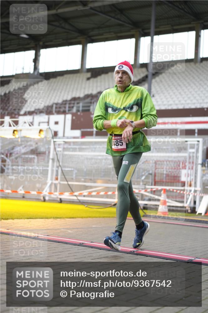 07.12.2025 - St. Pauli X-Mass-Run No. 15 Patografie http://msf.ph/oto/9367542 07.12.2025 10:55:48 Ziel 2485 meine-sportfotos.de