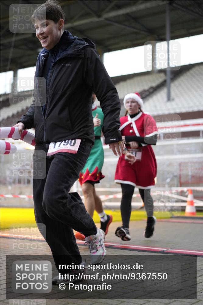 07.12.2025 - St. Pauli X-Mass-Run No. 15 Patografie http://msf.ph/oto/9367550 07.12.2025 10:56:10 Ziel 951, 955, 1790, 1793, 4493 meine-sportfotos.de