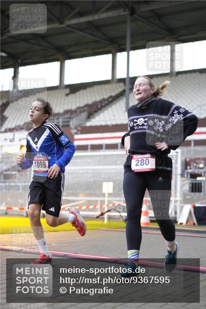 07.12.2025 - St. Pauli X-Mass-Run No. 15 Patografie http://msf.ph/oto/9367595 07.12.2025 10:57:05 Ziel 280, 566, 763, 1097, 1099, 3064, 3067, 3275, 4799 meine-sportfotos.de