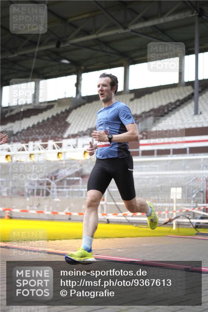 07.12.2025 - St. Pauli X-Mass-Run No. 15 Patografie http://msf.ph/oto/9367613 07.12.2025 10:57:21 Ziel 130, 251, 773, 994, 1213, 1387, 2290, 2296, 2297, 2298, 2665, 3064, 3067 meine-sportfotos.de