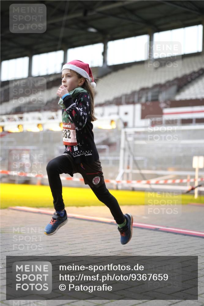 07.12.2025 - St. Pauli X-Mass-Run No. 15 Patografie http://msf.ph/oto/9367659 07.12.2025 10:58:56 Ziel 582, 606, 907, 1160, 1174, 1451, 1453, 1456, 1458, 1459, 1476, 1508 meine-sportfotos.de