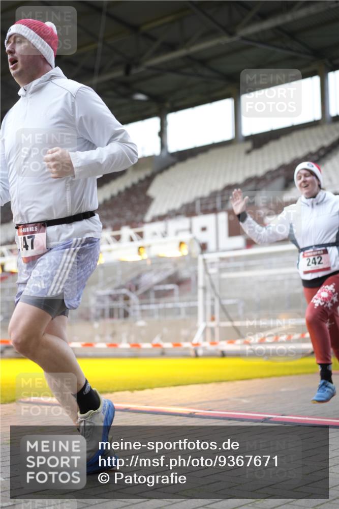 07.12.2025 - St. Pauli X-Mass-Run No. 15 Patografie http://msf.ph/oto/9367671 07.12.2025 10:59:07 Ziel 242, 582, 1508, 2503, 2772 meine-sportfotos.de