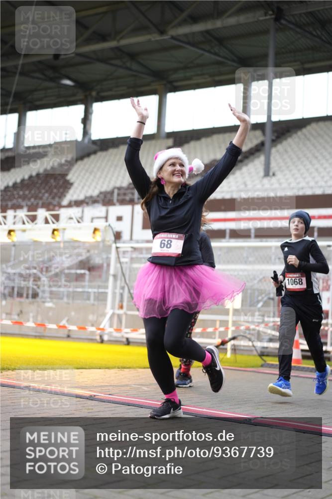 07.12.2025 - St. Pauli X-Mass-Run No. 15 Patografie http://msf.ph/oto/9367739 07.12.2025 11:00:49 Ziel 68, 135, 492, 1065, 1068, 1660, 3349, 3353 meine-sportfotos.de