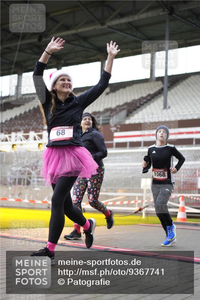 07.12.2025 - St. Pauli X-Mass-Run No. 15 Patografie http://msf.ph/oto/9367741 07.12.2025 11:00:49 Ziel 68, 135, 492, 1065, 1068, 1660, 3349, 3353 meine-sportfotos.de