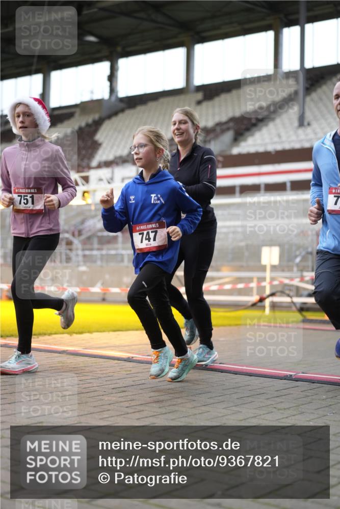 07.12.2025 - St. Pauli X-Mass-Run No. 15 Patografie http://msf.ph/oto/9367821 07.12.2025 11:02:30 Ziel 20, 25, 542, 547, 746, 747, 749, 751 meine-sportfotos.de