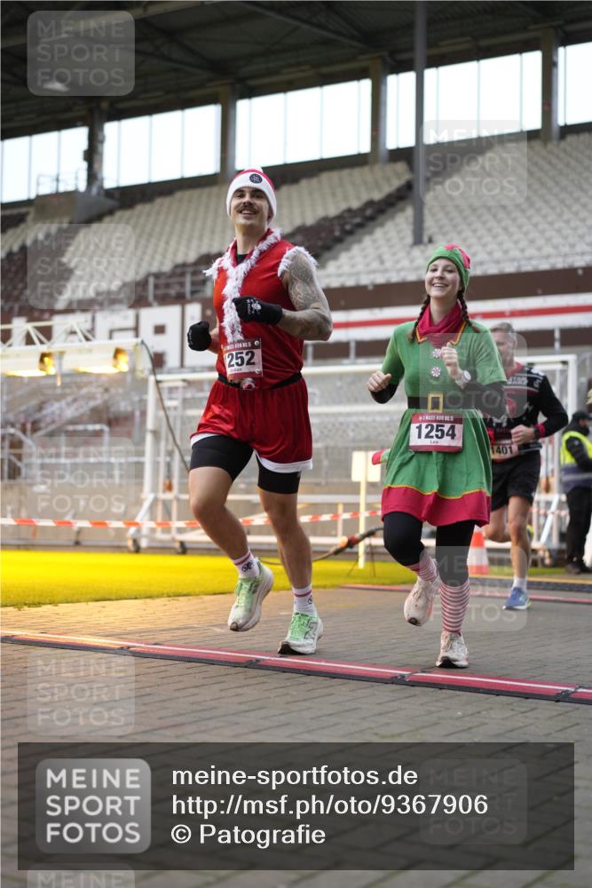 07.12.2025 - St. Pauli X-Mass-Run No. 15 Patografie http://msf.ph/oto/9367906 07.12.2025 11:04:07 Ziel 215, 216, 222, 305, 432, 734, 764, 1200, 1252, 1254, 1401, 1695, 1854, 1856 meine-sportfotos.de