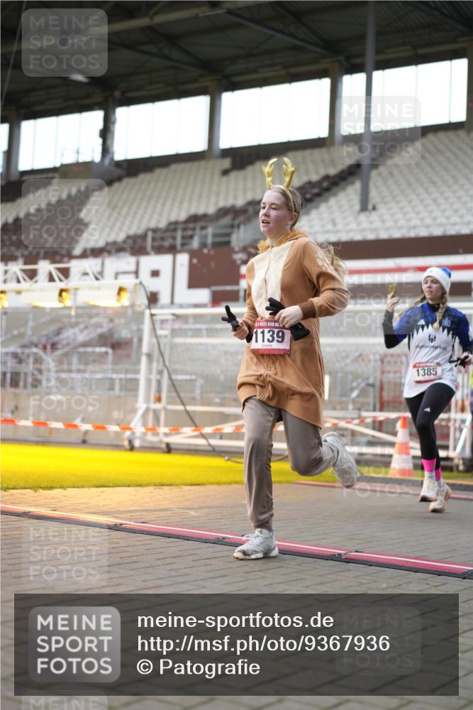 07.12.2025 - St. Pauli X-Mass-Run No. 15 Patografie http://msf.ph/oto/9367936 07.12.2025 11:03:02 Ziel 151, 160, 502, 574, 599, 602, 612, 748, 875, 880, 953, 1102, 1139, 1199, 1385, 1644, 1668, 1670, 4809 meine-sportfotos.de