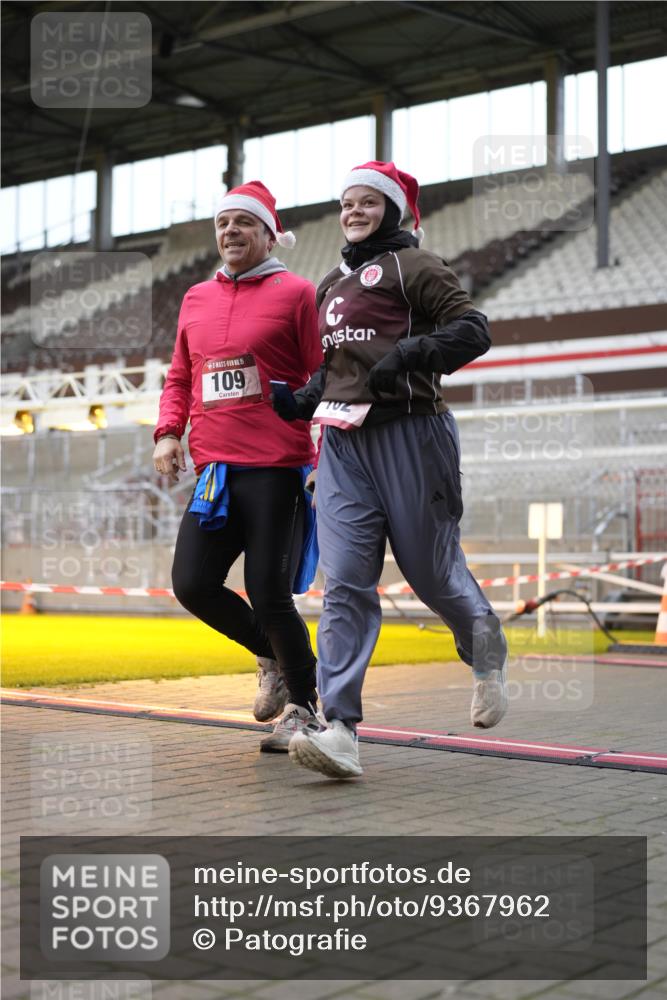07.12.2025 - St. Pauli X-Mass-Run No. 15 Patografie http://msf.ph/oto/9367962 07.12.2025 11:03:24 Ziel 61, 64, 102, 109, 186, 853, 1850 meine-sportfotos.de