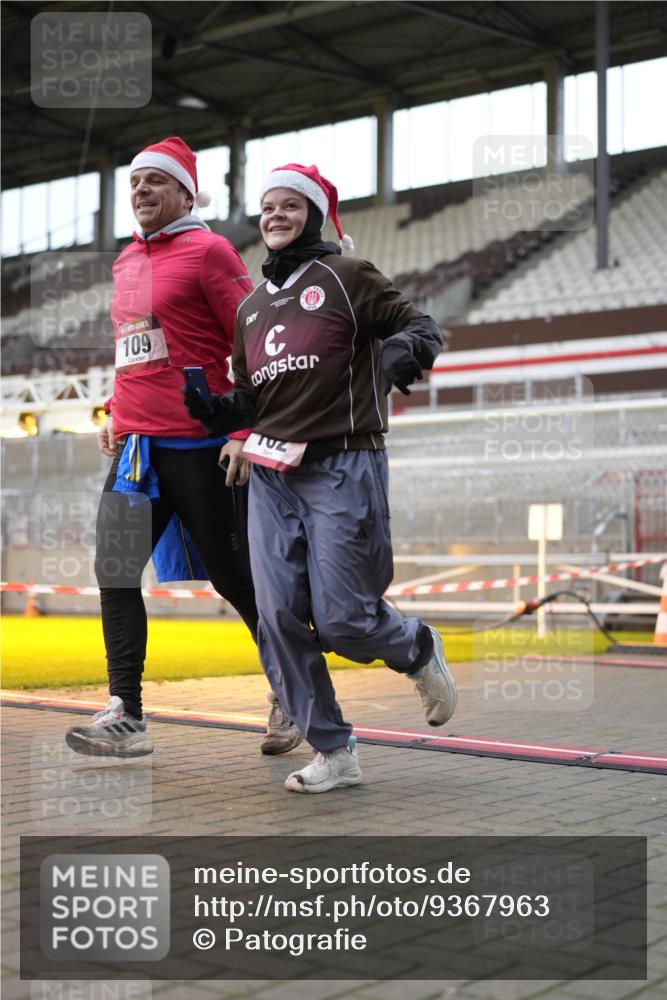 07.12.2025 - St. Pauli X-Mass-Run No. 15 Patografie http://msf.ph/oto/9367963 07.12.2025 11:03:24 Ziel 61, 64, 102, 109, 186, 853, 1850 meine-sportfotos.de