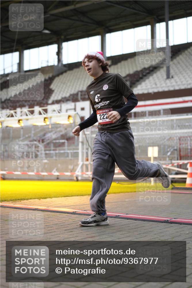 07.12.2025 - St. Pauli X-Mass-Run No. 15 Patografie http://msf.ph/oto/9367977 07.12.2025 11:03:53 Ziel 222, 432, 719, 1853, 1857, 1860 meine-sportfotos.de