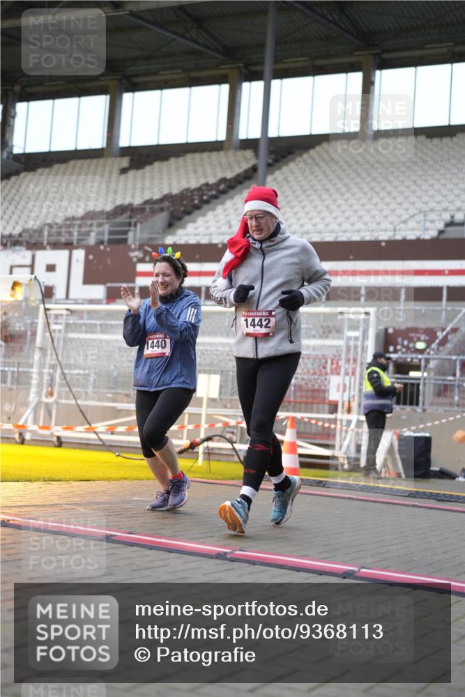 07.12.2025 - St. Pauli X-Mass-Run No. 15 Patografie http://msf.ph/oto/9368113 07.12.2025 11:06:18 Ziel 204, 414, 474, 486, 556, 1403, 1440, 1442 meine-sportfotos.de