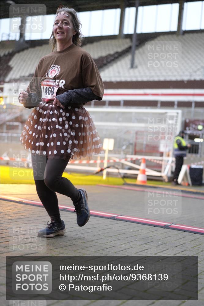 07.12.2025 - St. Pauli X-Mass-Run No. 15 Patografie http://msf.ph/oto/9368139 07.12.2025 11:06:46 Ziel 359, 382, 565, 595, 1462, 1469, 1708, 4582, 4588 meine-sportfotos.de