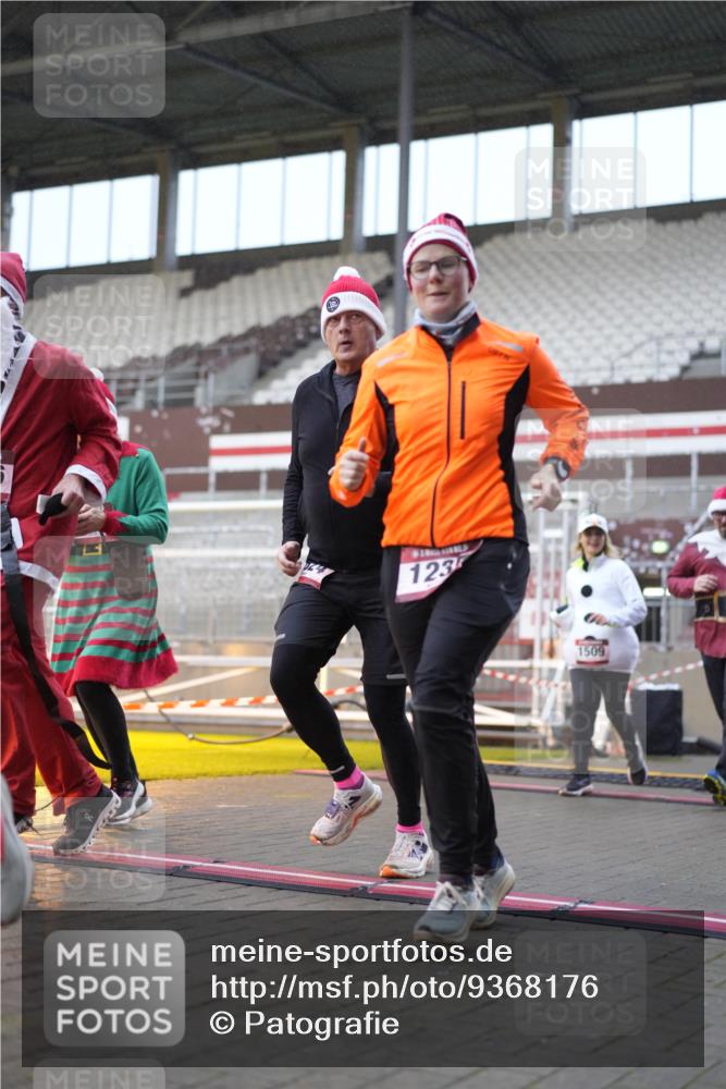 07.12.2025 - St. Pauli X-Mass-Run No. 15 Patografie http://msf.ph/oto/9368176 07.12.2025 11:07:30 Ziel 77, 315, 332, 377, 476, 490, 621, 623, 673, 781, 1202, 1206, 1233, 1235, 1509, 1824, 1866, 1910, 2403, 2693, 5008 meine-sportfotos.de