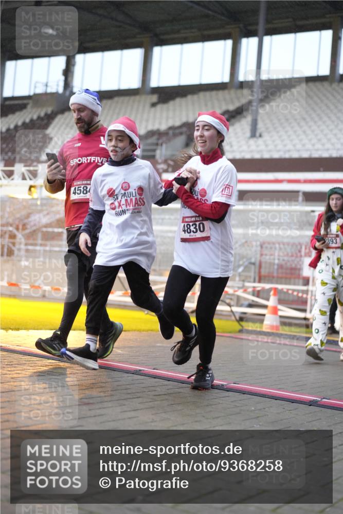07.12.2025 - St. Pauli X-Mass-Run No. 15 Patografie http://msf.ph/oto/9368258 07.12.2025 11:08:26 Ziel 152, 155, 166, 396, 446, 758, 784, 1078, 1170, 1184, 1424, 1491, 1625, 1706, 2259, 2893, 4584, 4819, 4830 meine-sportfotos.de