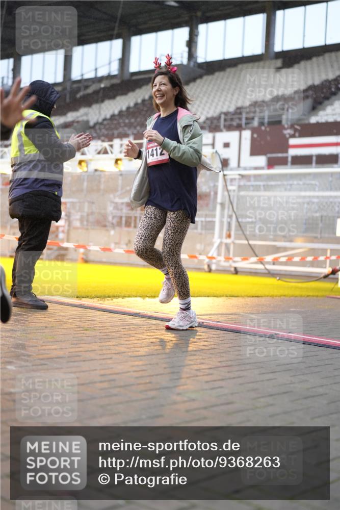 07.12.2025 - St. Pauli X-Mass-Run No. 15 Patografie http://msf.ph/oto/9368263 07.12.2025 11:08:36 Ziel 152, 155, 166, 1184, 1412, xxxx, 1424, 1464, 1491, 1625, 2259, 2893, 4471, 4584, 4819, 4830 meine-sportfotos.de