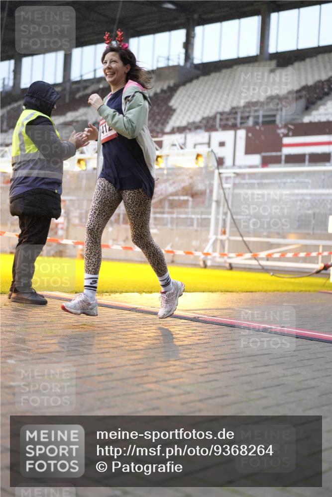 07.12.2025 - St. Pauli X-Mass-Run No. 15 Patografie http://msf.ph/oto/9368264 07.12.2025 11:08:36 Ziel 152, 155, 166, 1184, 1412, xxxx, 1424, 1464, 1491, 1625, 2259, 2893, 4471, 4584, 4819, 4830 meine-sportfotos.de