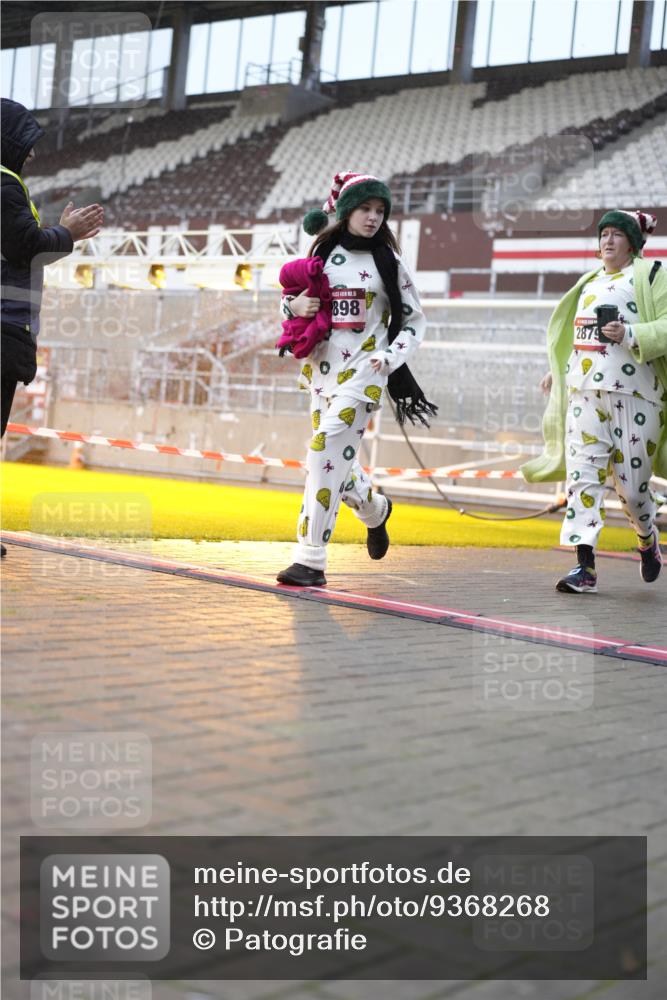 07.12.2025 - St. Pauli X-Mass-Run No. 15 Patografie http://msf.ph/oto/9368268 07.12.2025 11:08:47 Ziel 335, 338, 341, 1412, xxxx, 1464, 1502, 1511, 2070, 2879, 2898, 4471 meine-sportfotos.de