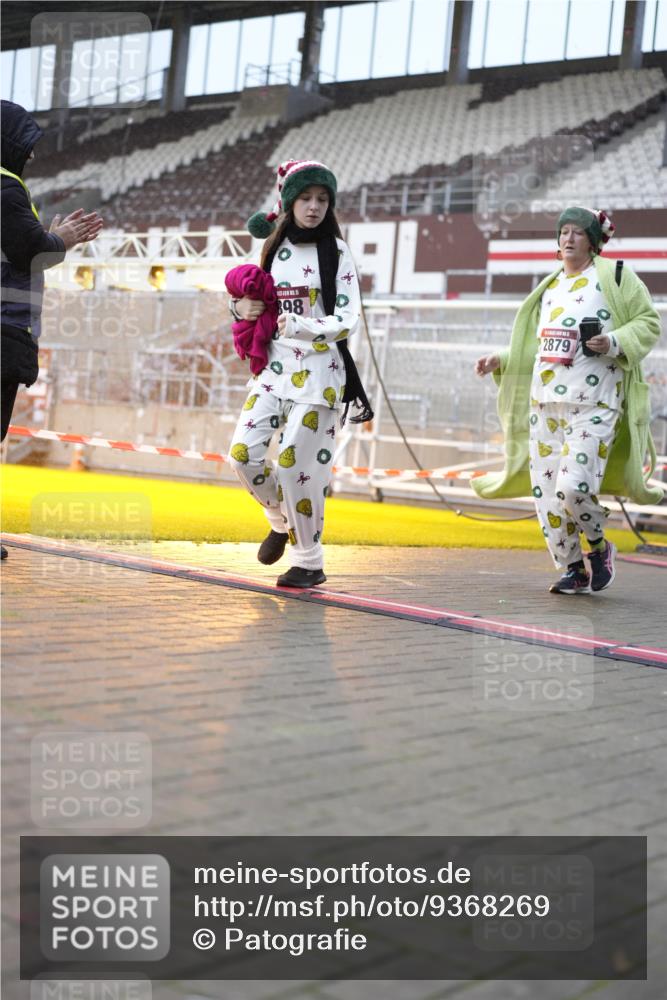 07.12.2025 - St. Pauli X-Mass-Run No. 15 Patografie http://msf.ph/oto/9368269 07.12.2025 11:08:47 Ziel 335, 338, 341, 1412, xxxx, 1464, 1502, 1511, 2070, 2879, 2898, 4471 meine-sportfotos.de