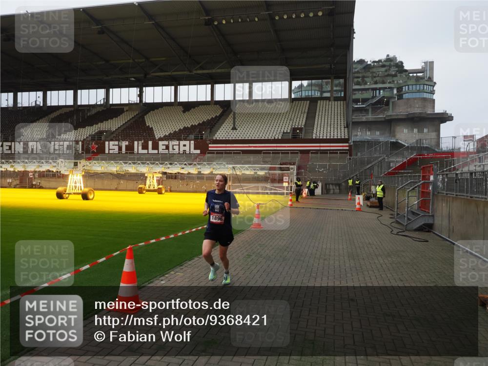 07.12.2025 - St. Pauli X-Mass-Run No. 15 Fabian Wolf http://msf.ph/oto/9368421 07.12.2025 09:50:14 Ziel 1896 meine-sportfotos.de