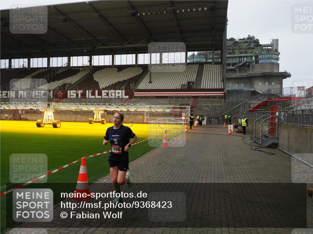 07.12.2025 - St. Pauli X-Mass-Run No. 15 Fabian Wolf http://msf.ph/oto/9368423 07.12.2025 09:50:14 Ziel 1896 meine-sportfotos.de