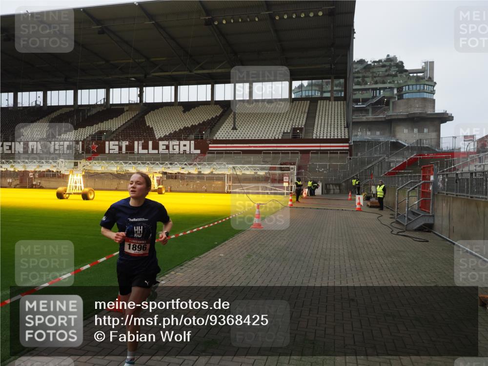 07.12.2025 - St. Pauli X-Mass-Run No. 15 Fabian Wolf http://msf.ph/oto/9368425 07.12.2025 09:50:14 Ziel 1896 meine-sportfotos.de