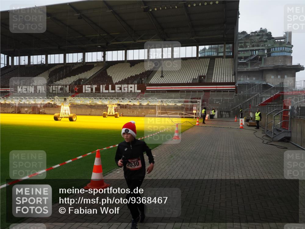 07.12.2025 - St. Pauli X-Mass-Run No. 15 Fabian Wolf http://msf.ph/oto/9368467 07.12.2025 09:51:23 Ziel 13, 1258, 2030, 2135, 2646, 3110, 4273 meine-sportfotos.de
