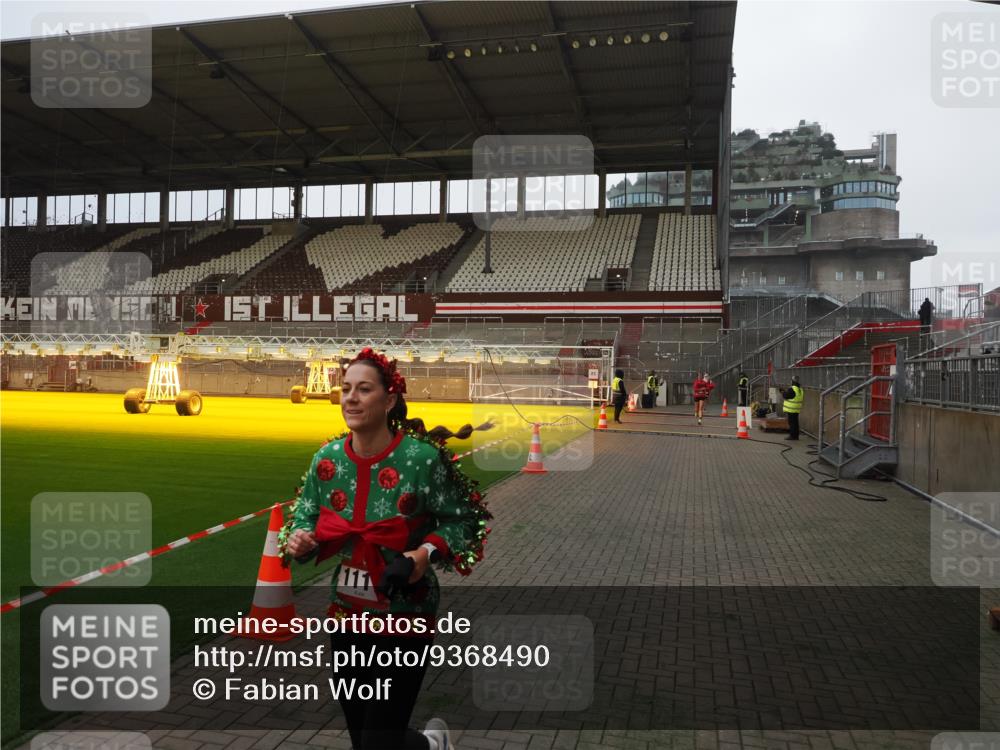 07.12.2025 - St. Pauli X-Mass-Run No. 15 Fabian Wolf http://msf.ph/oto/9368490 07.12.2025 09:51:36 Ziel 1117, 1258, 1893, 2030, 3110 meine-sportfotos.de
