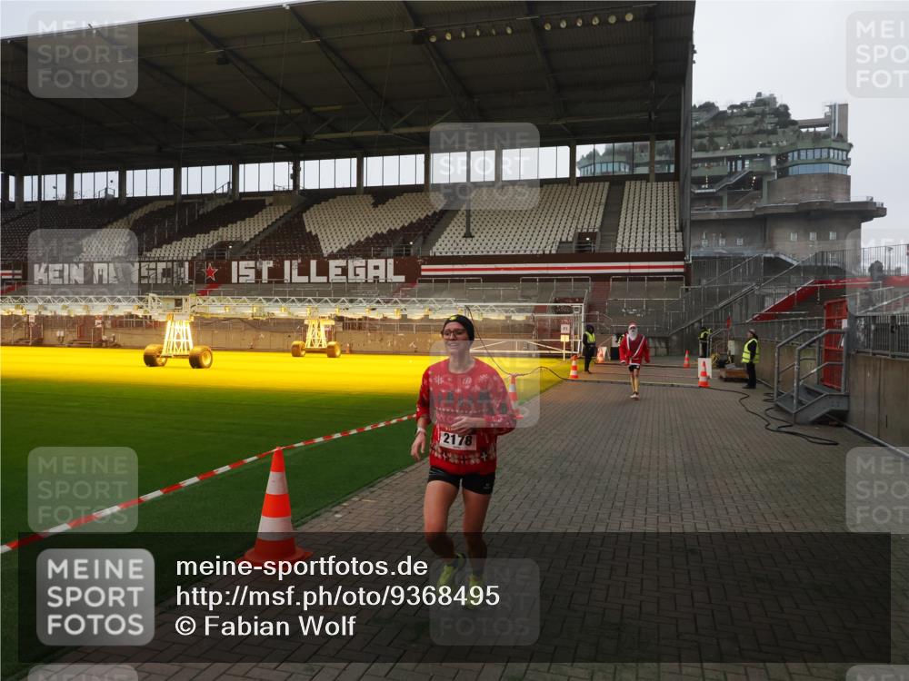 07.12.2025 - St. Pauli X-Mass-Run No. 15 Fabian Wolf http://msf.ph/oto/9368495 07.12.2025 09:51:43 Ziel 1117, 1893, 2178, 2494 meine-sportfotos.de