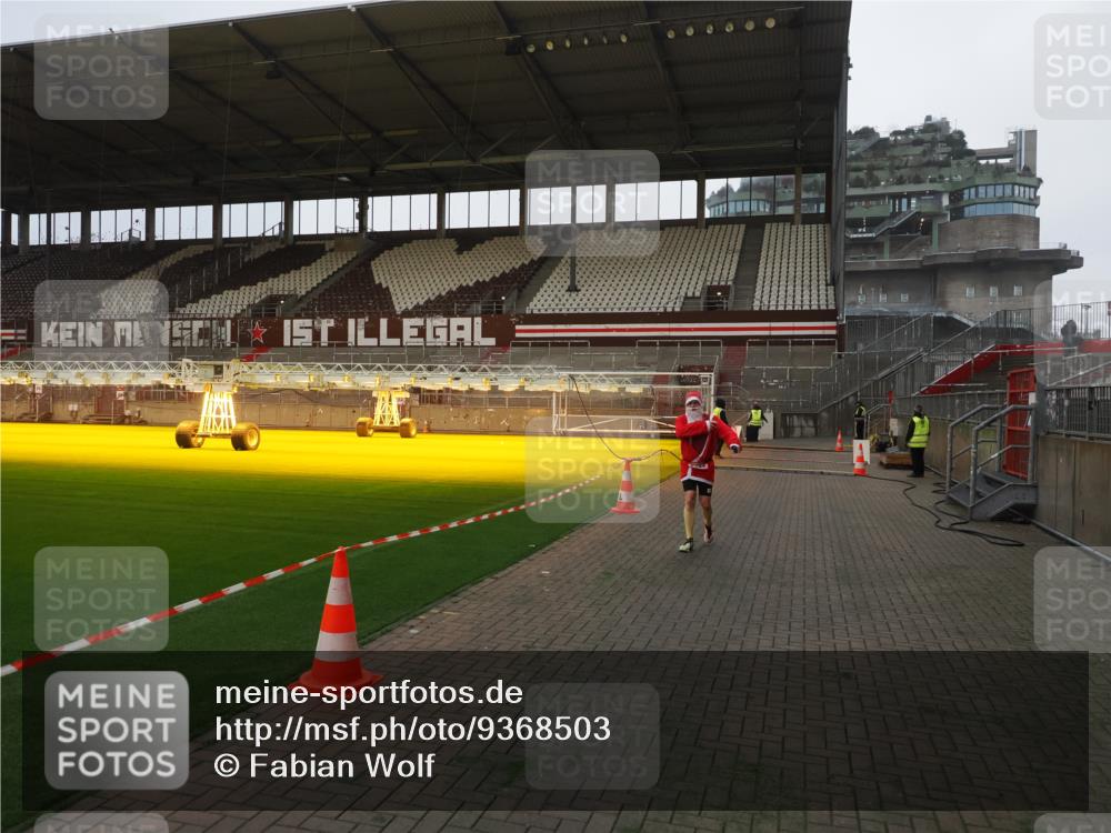 07.12.2025 - St. Pauli X-Mass-Run No. 15 Fabian Wolf http://msf.ph/oto/9368503 07.12.2025 09:51:48 Ziel 1117, 1893, 2178, 2494 meine-sportfotos.de