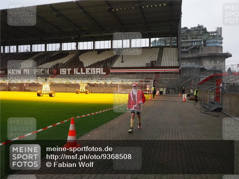 07.12.2025 - St. Pauli X-Mass-Run No. 15 Fabian Wolf http://msf.ph/oto/9368508 07.12.2025 09:51:50 Ziel 1117, 2178, 2494 meine-sportfotos.de