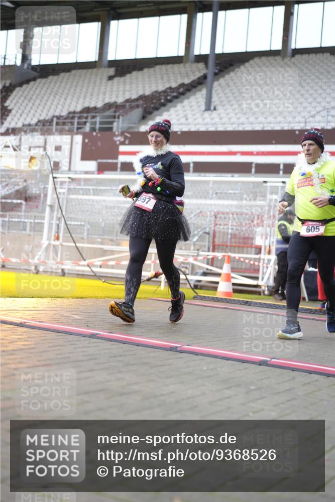 07.12.2025 - St. Pauli X-Mass-Run No. 15 Patografie http://msf.ph/oto/9368526 07.12.2025 11:12:10 Ziel 76, 79, 218, 388, 416, 597, 605, 671, 682, 695, 718, 819, 836, 839, 888, 1246, 1278 meine-sportfotos.de