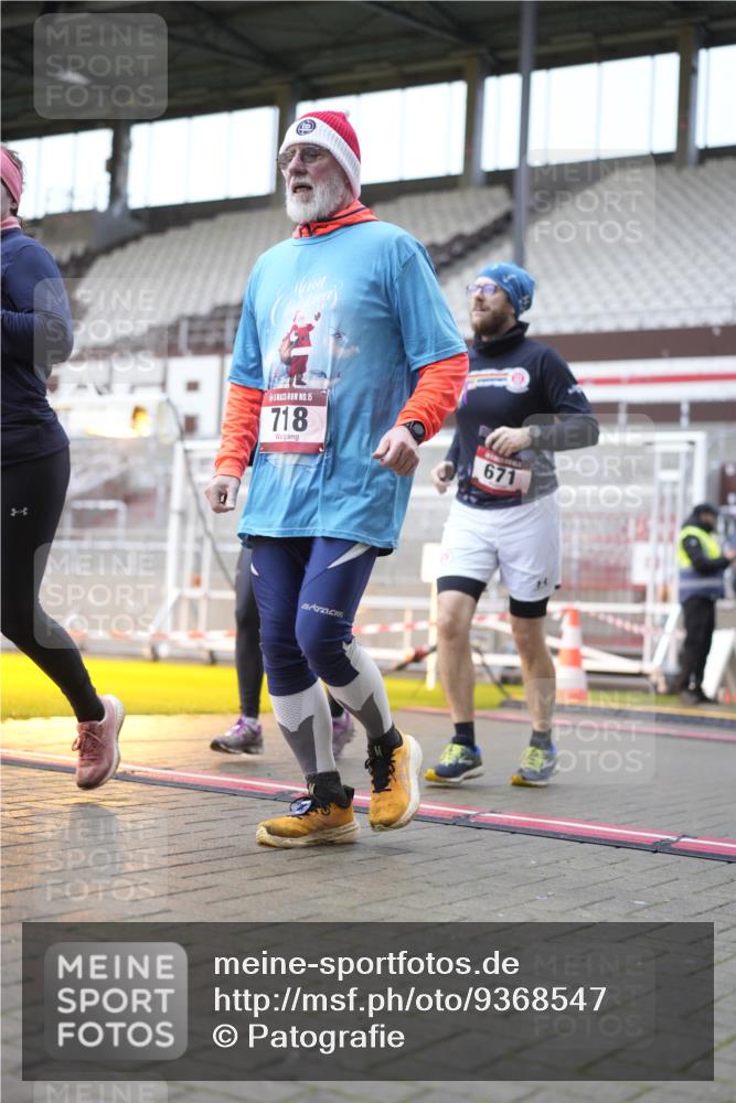 07.12.2025 - St. Pauli X-Mass-Run No. 15 Patografie http://msf.ph/oto/9368547 07.12.2025 11:12:16 Ziel 46, 76, 79, 218, 597, 605, 663, 671, 682, 718, 836, 839, 888, 1246, 2858 meine-sportfotos.de