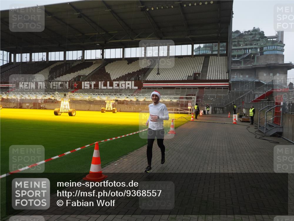 07.12.2025 - St. Pauli X-Mass-Run No. 15 Fabian Wolf http://msf.ph/oto/9368557 07.12.2025 09:52:49 Ziel 1241 meine-sportfotos.de