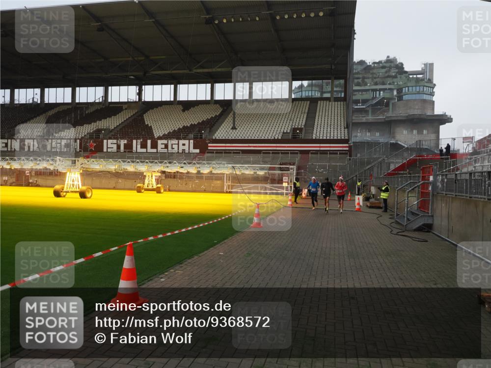 07.12.2025 - St. Pauli X-Mass-Run No. 15 Fabian Wolf http://msf.ph/oto/9368572 07.12.2025 09:52:56 Ziel 937, 1241, 1874 meine-sportfotos.de
