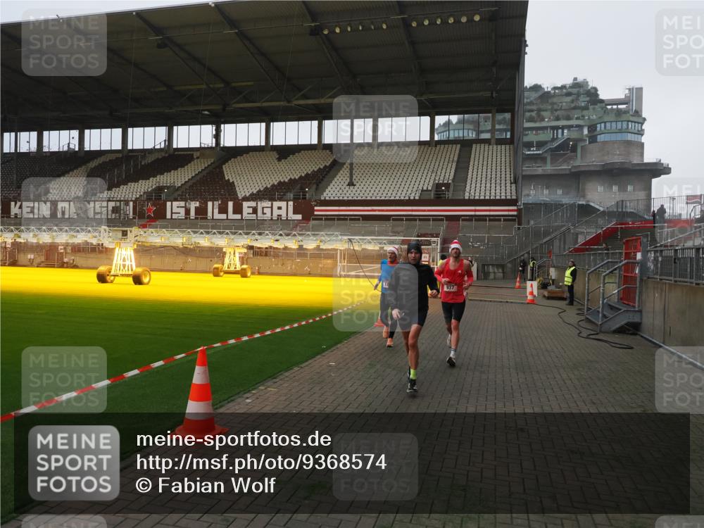 07.12.2025 - St. Pauli X-Mass-Run No. 15 Fabian Wolf http://msf.ph/oto/9368574 07.12.2025 09:52:59 Ziel 937, 1241, 1874 meine-sportfotos.de