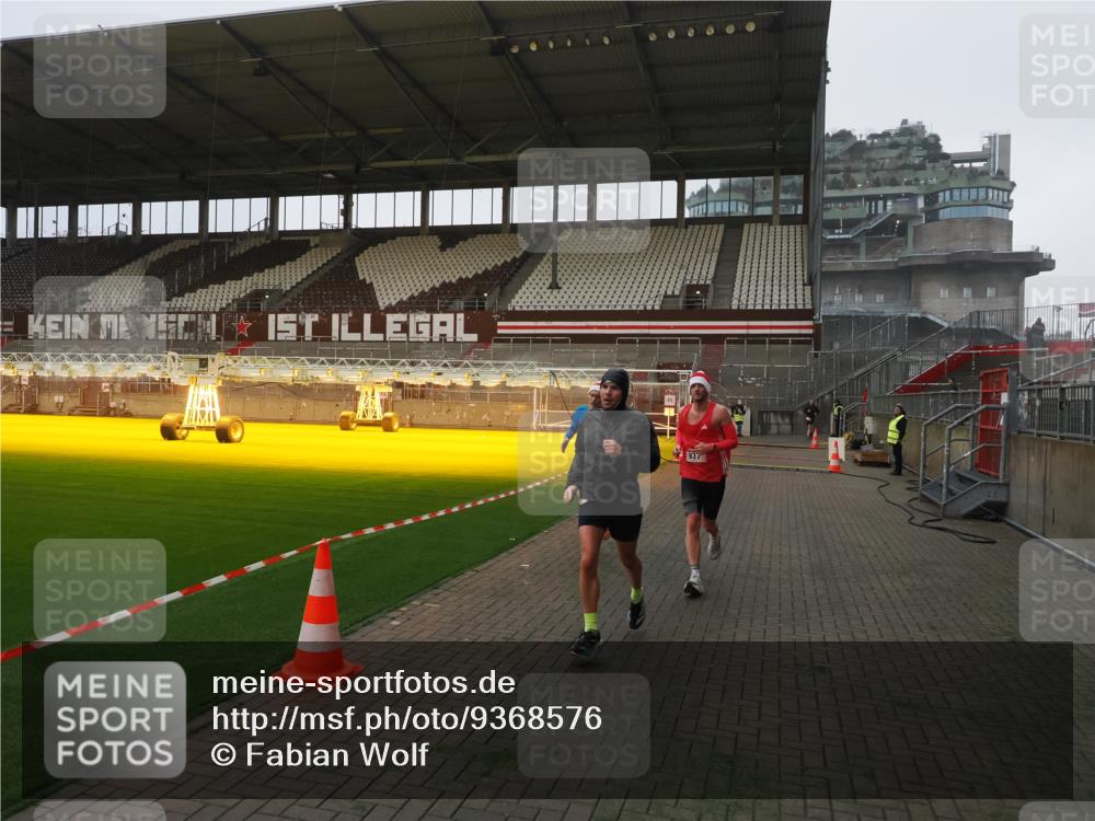 07.12.2025 - St. Pauli X-Mass-Run No. 15 Fabian Wolf http://msf.ph/oto/9368576 07.12.2025 09:53:00 Ziel 937, 1241, 1874 meine-sportfotos.de
