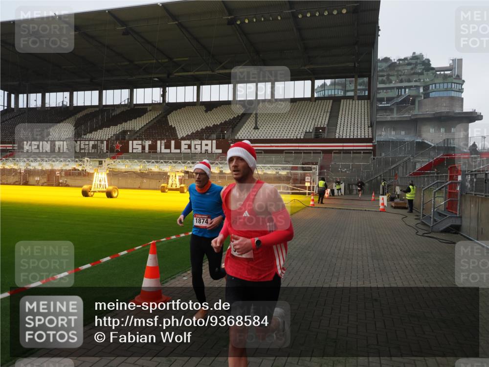 07.12.2025 - St. Pauli X-Mass-Run No. 15 Fabian Wolf http://msf.ph/oto/9368584 07.12.2025 09:53:01 Ziel 937, 1241, 1874 meine-sportfotos.de
