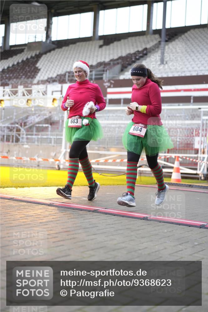 07.12.2025 - St. Pauli X-Mass-Run No. 15 Patografie http://msf.ph/oto/9368623 07.12.2025 11:12:56 Ziel 681, 683, 684, 919, 1175, 1178, 1703, 3167, 4794, 4795, 4796, 4802, 4804 meine-sportfotos.de
