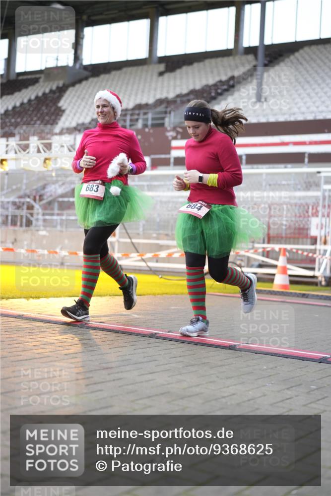 07.12.2025 - St. Pauli X-Mass-Run No. 15 Patografie http://msf.ph/oto/9368625 07.12.2025 11:12:56 Ziel 681, 683, 684, 919, 1175, 1178, 1703, 3167, 4794, 4795, 4796, 4802, 4804 meine-sportfotos.de
