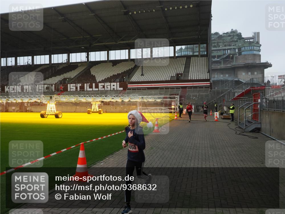07.12.2025 - St. Pauli X-Mass-Run No. 15 Fabian Wolf http://msf.ph/oto/9368632 07.12.2025 09:53:43 Ziel 96, 115, 4050, 4061, 4062 meine-sportfotos.de