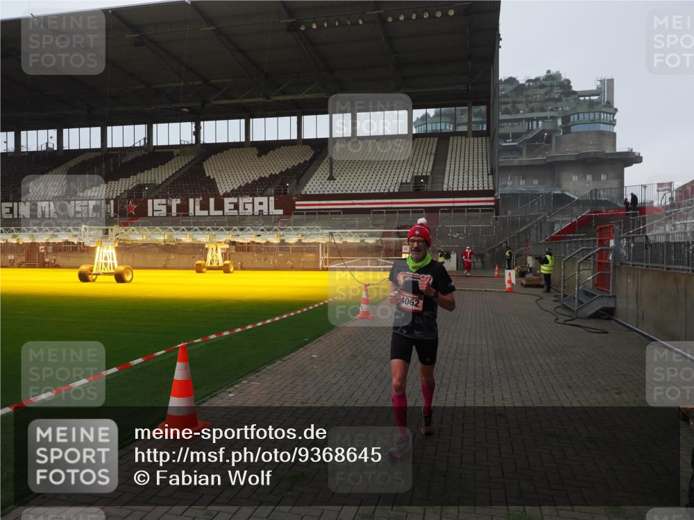 07.12.2025 - St. Pauli X-Mass-Run No. 15 Fabian Wolf http://msf.ph/oto/9368645 07.12.2025 09:53:48 Ziel 96, 115, 4050, 4061, 4062 meine-sportfotos.de