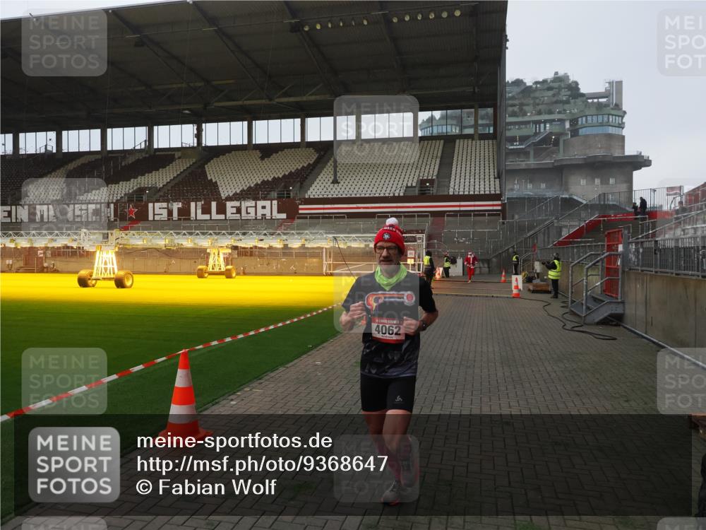 07.12.2025 - St. Pauli X-Mass-Run No. 15 Fabian Wolf http://msf.ph/oto/9368647 07.12.2025 09:53:48 Ziel 96, 115, 4050, 4061, 4062 meine-sportfotos.de