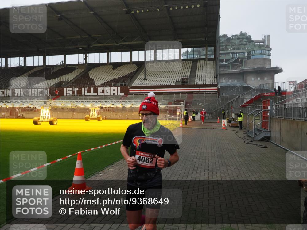 07.12.2025 - St. Pauli X-Mass-Run No. 15 Fabian Wolf http://msf.ph/oto/9368649 07.12.2025 09:53:49 Ziel 96, 115, 4050, 4061, 4062 meine-sportfotos.de