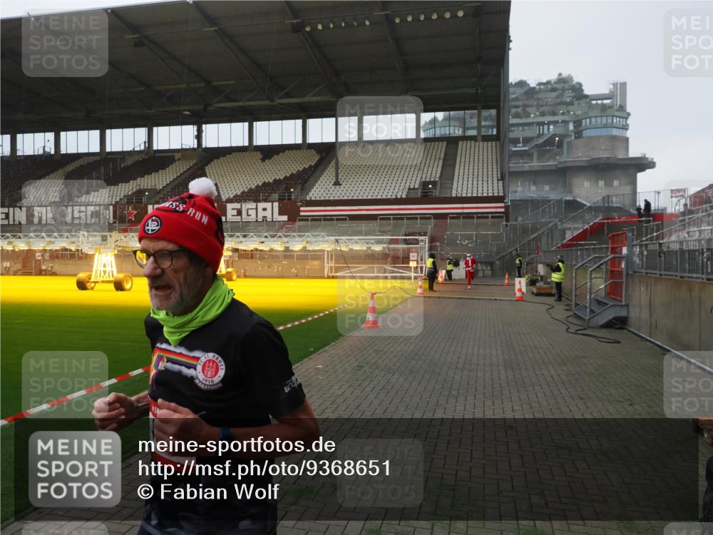 07.12.2025 - St. Pauli X-Mass-Run No. 15 Fabian Wolf http://msf.ph/oto/9368651 07.12.2025 09:53:49 Ziel 96, 115, 4050, 4061, 4062 meine-sportfotos.de