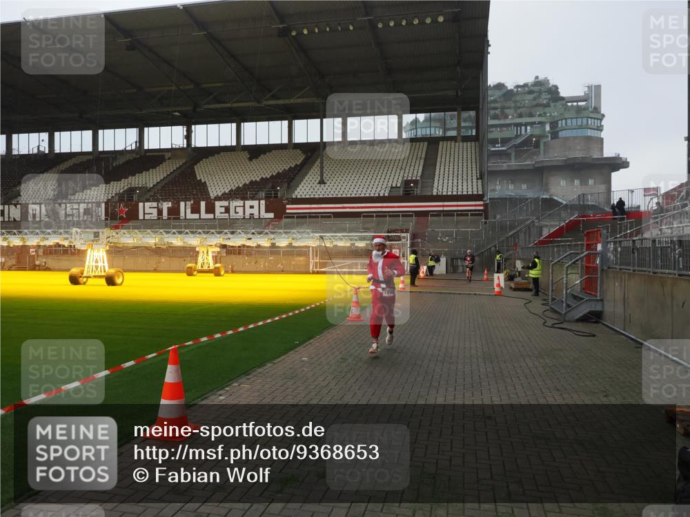 07.12.2025 - St. Pauli X-Mass-Run No. 15 Fabian Wolf http://msf.ph/oto/9368653 07.12.2025 09:53:53 Ziel 1598, 4050, 4061, 4062 meine-sportfotos.de