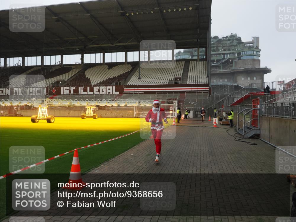 07.12.2025 - St. Pauli X-Mass-Run No. 15 Fabian Wolf http://msf.ph/oto/9368656 07.12.2025 09:53:54 Ziel 1598, 4050, 4061, 4062 meine-sportfotos.de