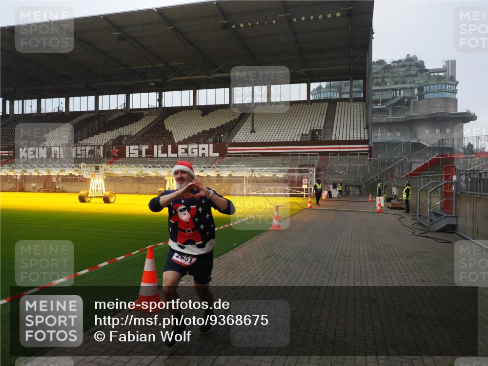 07.12.2025 - St. Pauli X-Mass-Run No. 15 Fabian Wolf http://msf.ph/oto/9368675 07.12.2025 09:54:01 Ziel 1598, 2651, 4061, 4062 meine-sportfotos.de