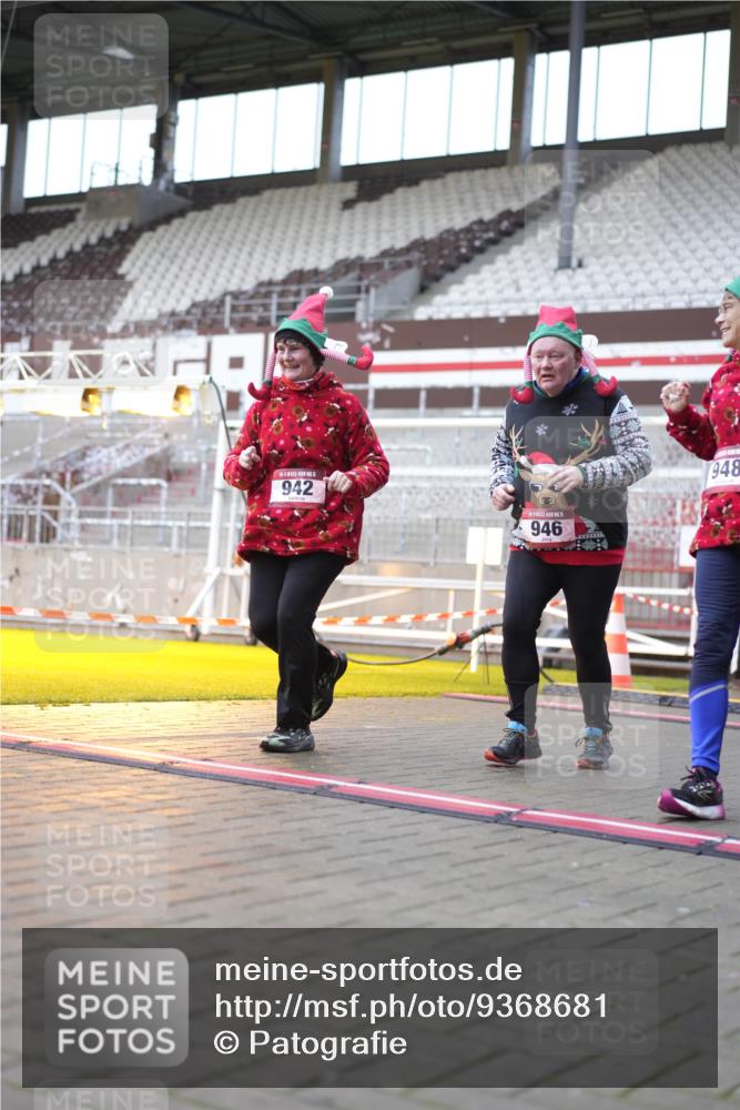 07.12.2025 - St. Pauli X-Mass-Run No. 15 Patografie http://msf.ph/oto/9368681 07.12.2025 11:14:10 Ziel 942, 946, 948 meine-sportfotos.de