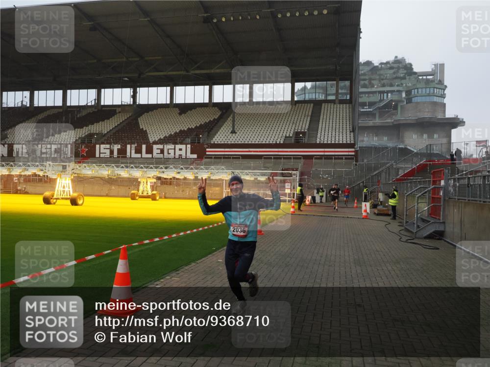 07.12.2025 - St. Pauli X-Mass-Run No. 15 Fabian Wolf http://msf.ph/oto/9368710 07.12.2025 09:54:24 Ziel 1375, 2036, 2900, 3310, 3338 meine-sportfotos.de