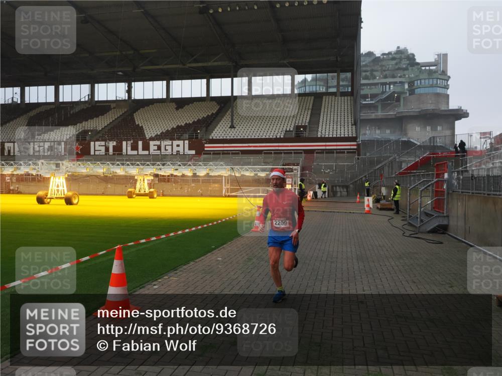 07.12.2025 - St. Pauli X-Mass-Run No. 15 Fabian Wolf http://msf.ph/oto/9368726 07.12.2025 09:54:30 Ziel 1375, 2036, 2133, 2209, 3310 meine-sportfotos.de